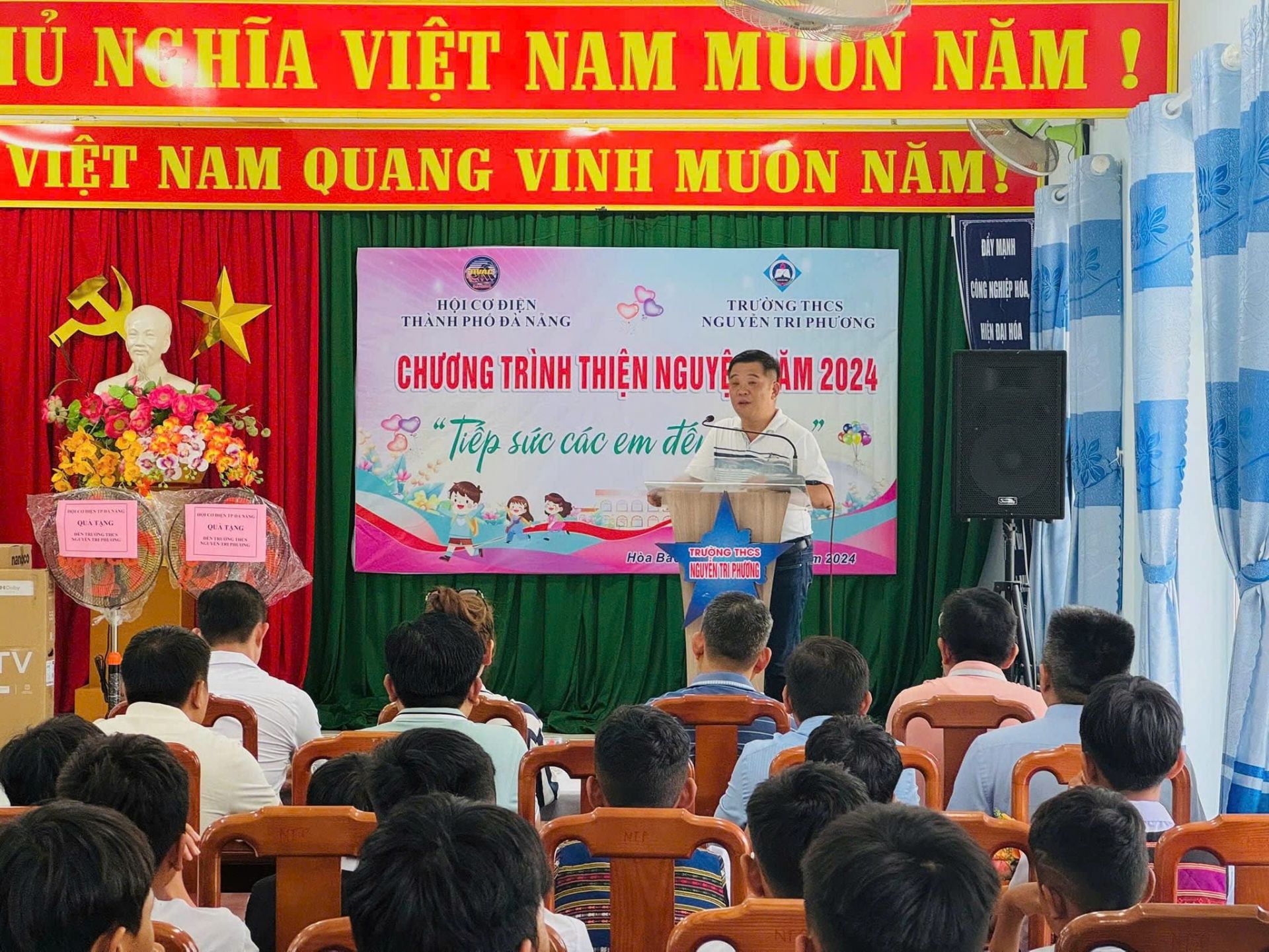 Chủ tịch hội phát biểu