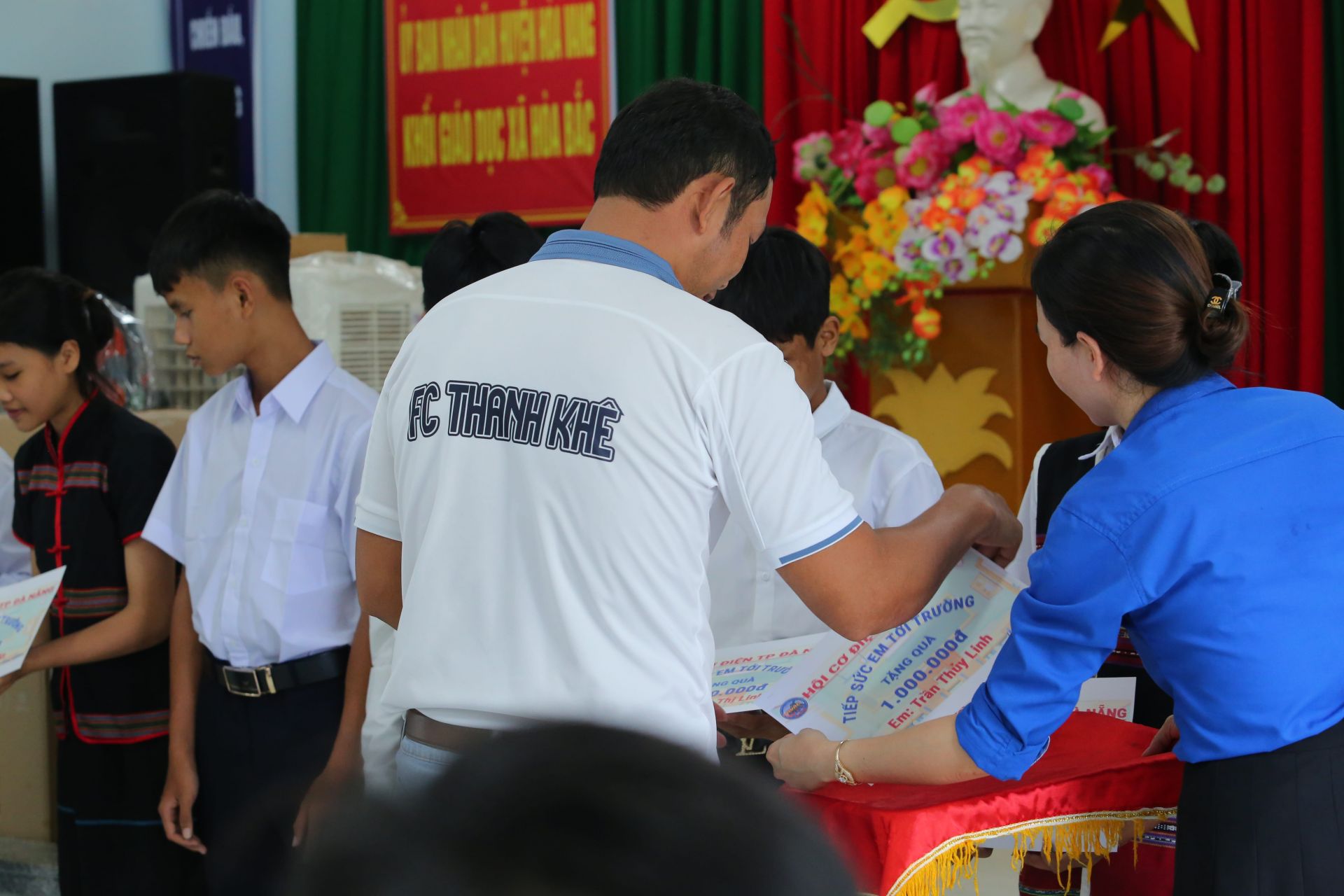 Trao học bổng cho các em học sinh Cơ Tu xã Hòa Bắc