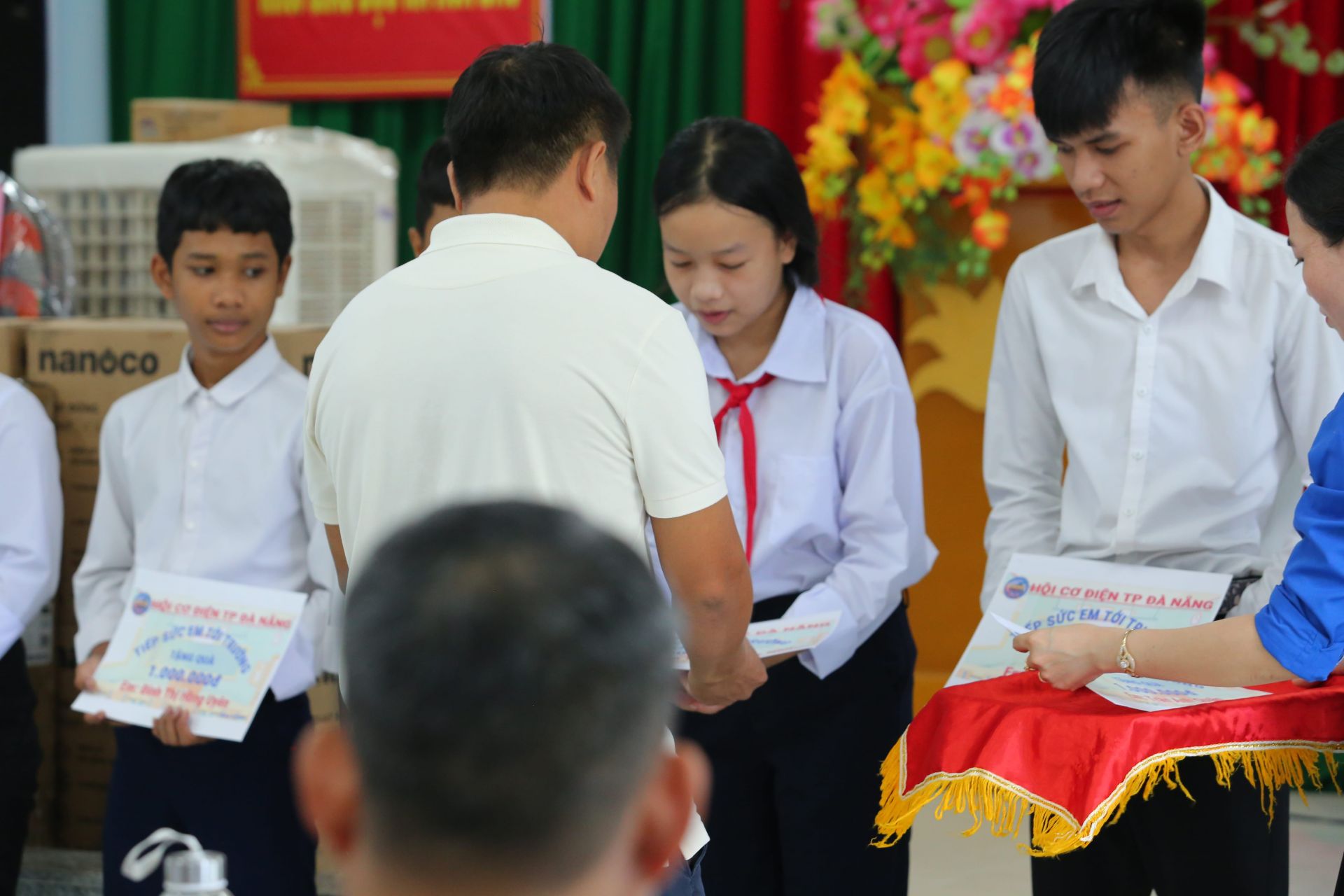 Tặng 30 suất học bổng cho học sinh