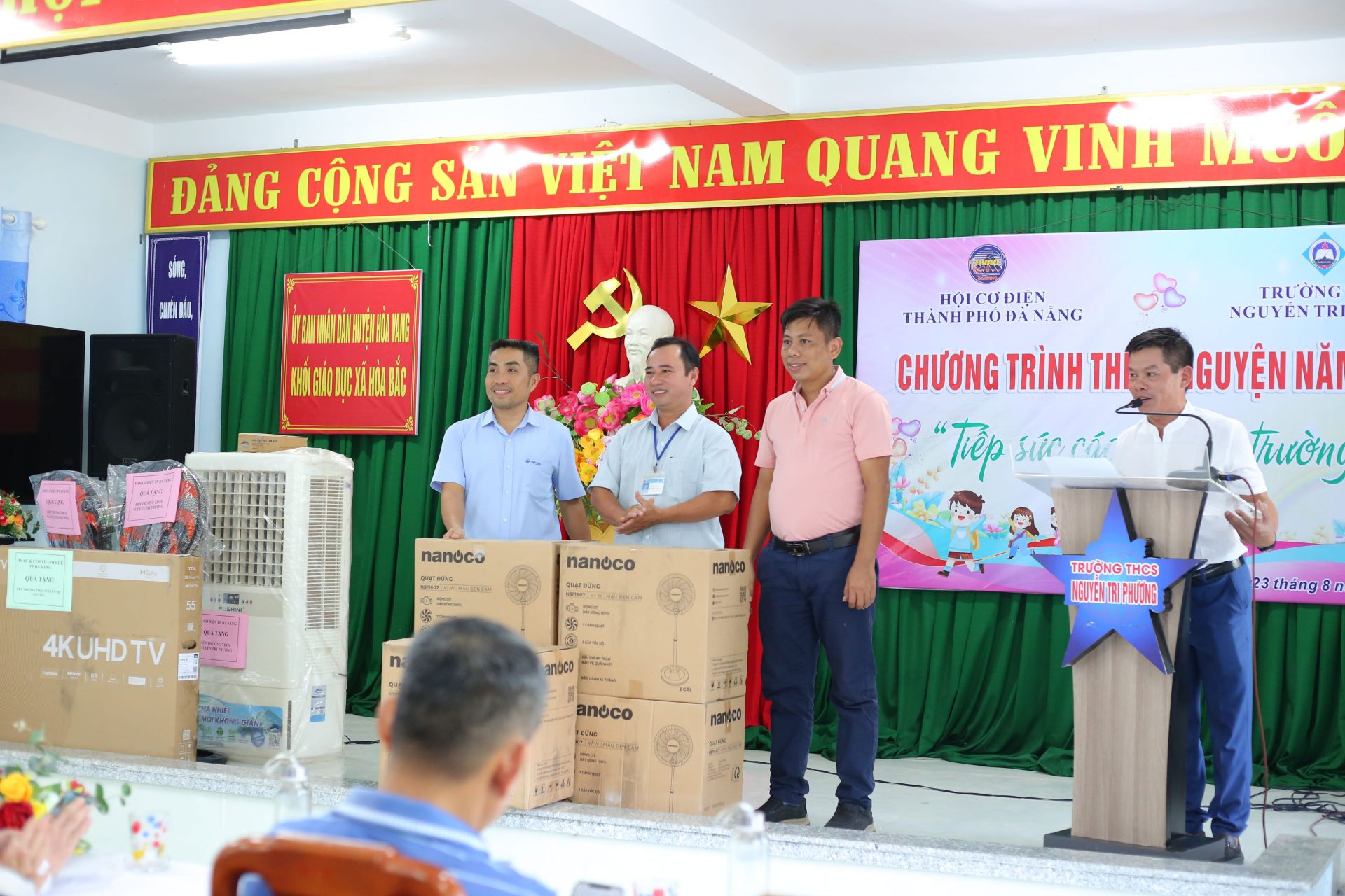 Trao tặng các vật phẩm nhằm cải thiện cơ sở vật chất